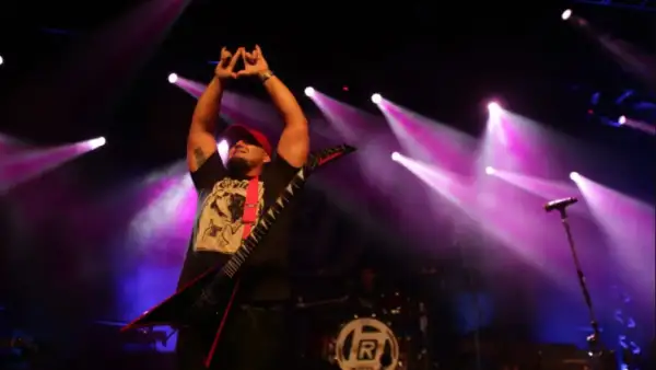 Digao-do-Raimundos-sobe-ao-palco-do-Crossroads