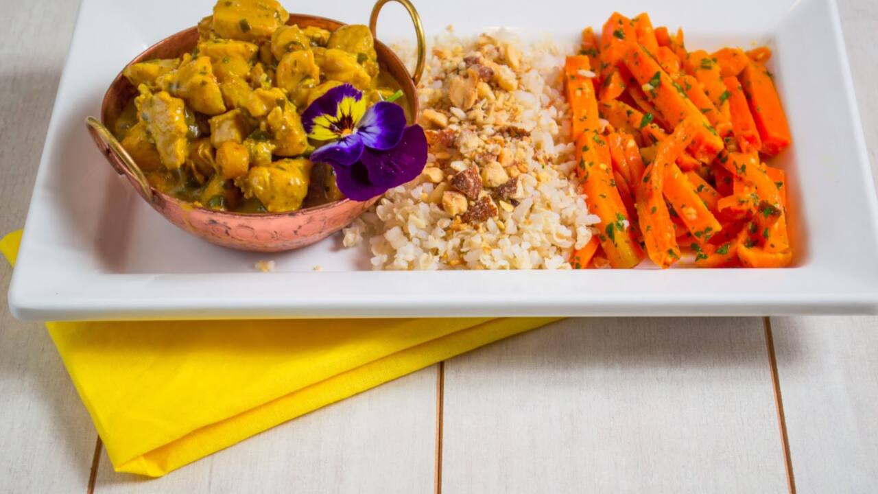 1 congelados Ragú - Frango ao curry , arroz com castanha de caju e cenouras assadas