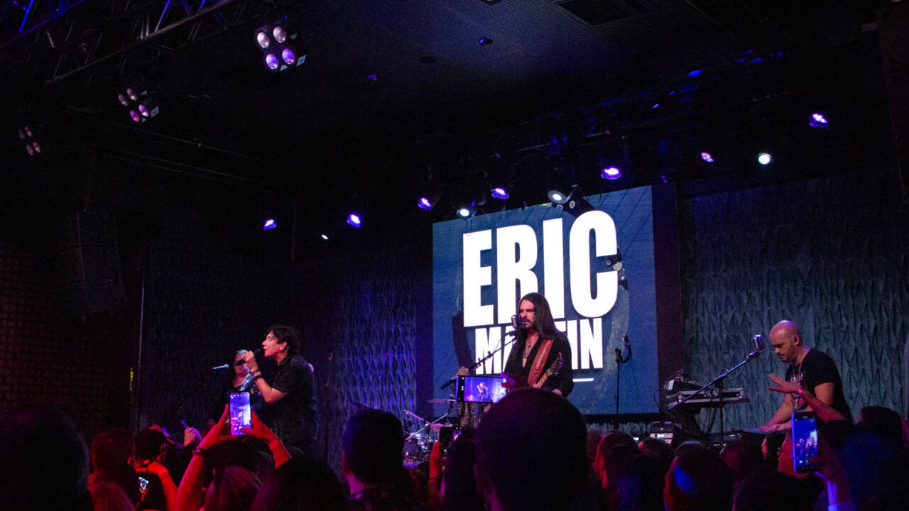 Eric Martin mostra sua voz única e carisma contagiante em Curitiba-30