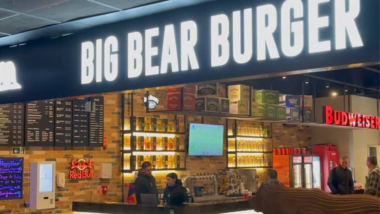 Big Bear Arena da Baixada, Hambúrgueres artesanais, Drinks refrescantes, Ambiente descontraído, Comida de qualidade, Curitiba, Gastronomia, Hamburgueria, Comida saborosa, Diversão e sabores0