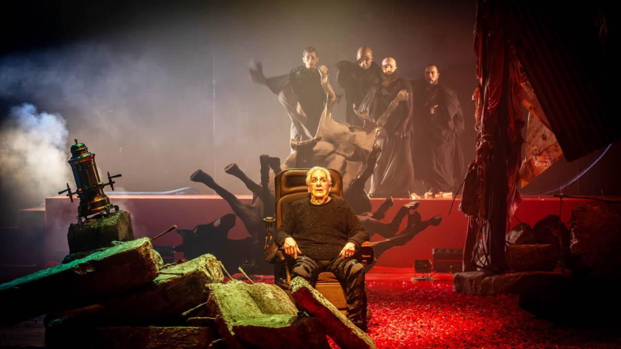 Em Traidor, o ícone Marco Nanini atua em peça escrita por Gerald Thomas no palco do Teatro Guaíra (Créd. Matheus José Maria)