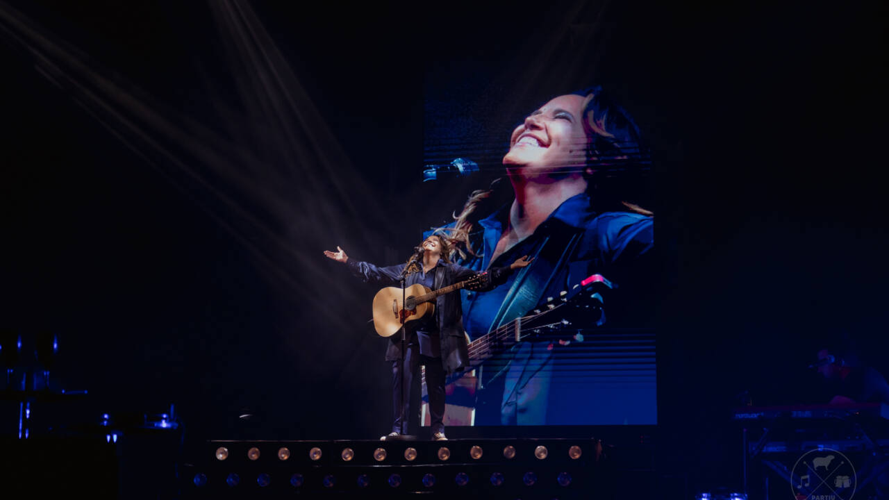 Ana Carolina interpreta músicas de Cássia Eller em show emocionante no Teatro Guaíra