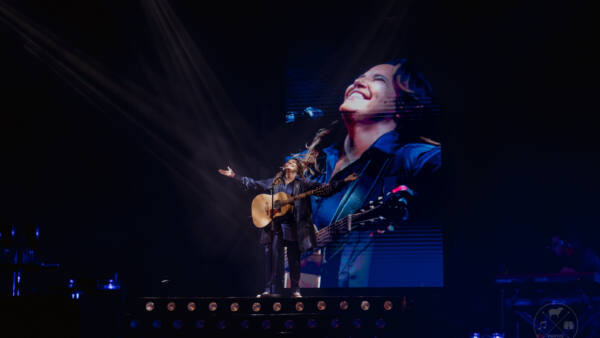 Ana Carolina interpreta músicas de Cássia Eller em show emocionante no Teatro Guaíra