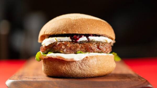 Blackberry_Brie_Burger__foto_Alex_Trinks_