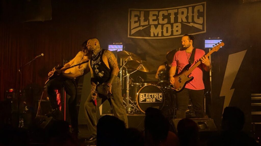 Vamo Dale Curitiba: Electric Mob retorna ao Jokers em noite de reencontro e som pesado