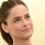 Amanda Peet Revela Luta Contra Câncer de Mama e Perdas Familiares