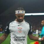 Memphis Depay Causa Polêmica ao Usar Celular Durante Jogo do Corinthians