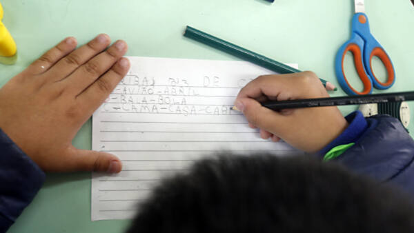 EDUCAÇÃO - ESCOLA - SALA DE AULA - ALUNOS - VOLTA AS AULAS PRESENCIAIS - CRIAÇAS USANDO MASCARA - ALUNOS EM SALA DE AULA - PROFESSORES EM SALA DE AULA - QUADRO NEGRO -