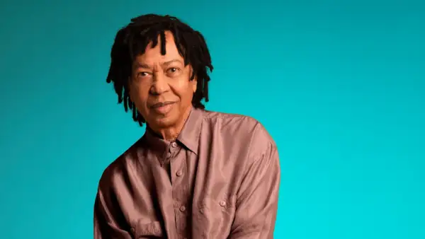 Djavan celebra 50 anos de carreira em Curitiba com show na Pedreira e telão para o futebol