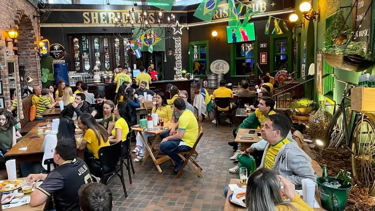 Happy hour com preços especiais no Sheridan's Curitiba durante programação musical da semana