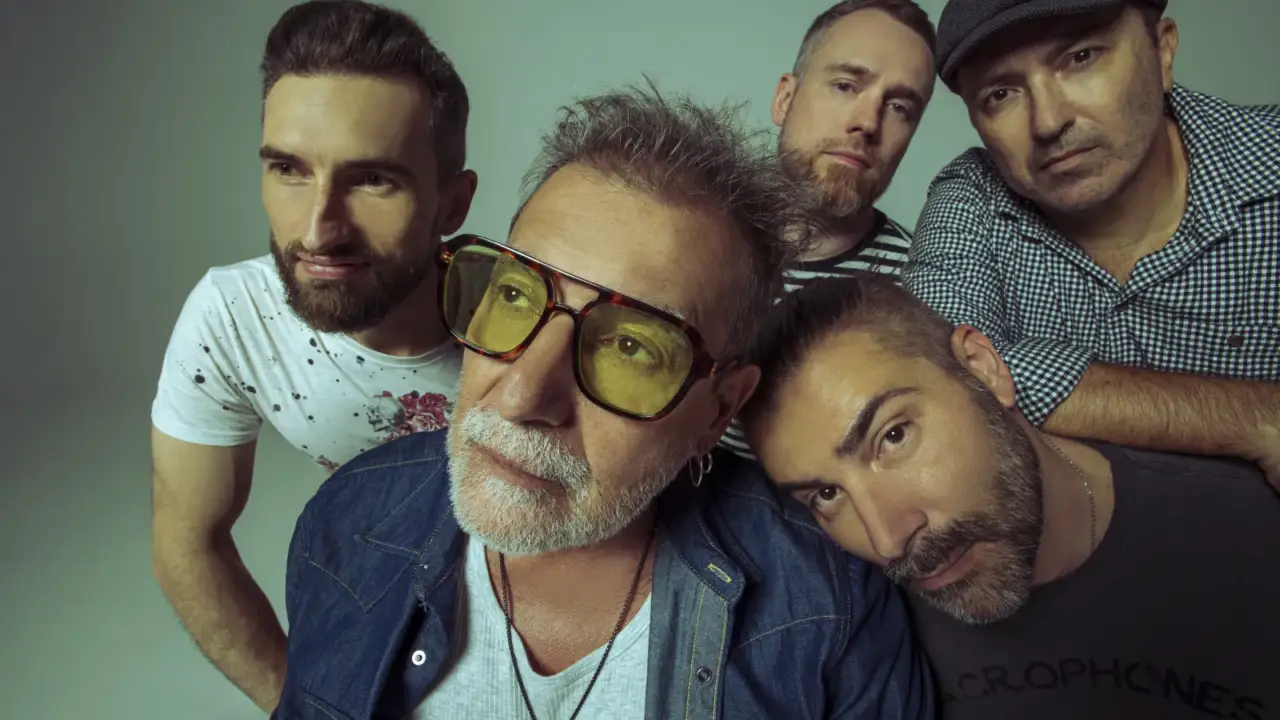 Banda MACROPHONES apresenta 12 faixas inéditas no primeiro álbum autoral O.U.T.