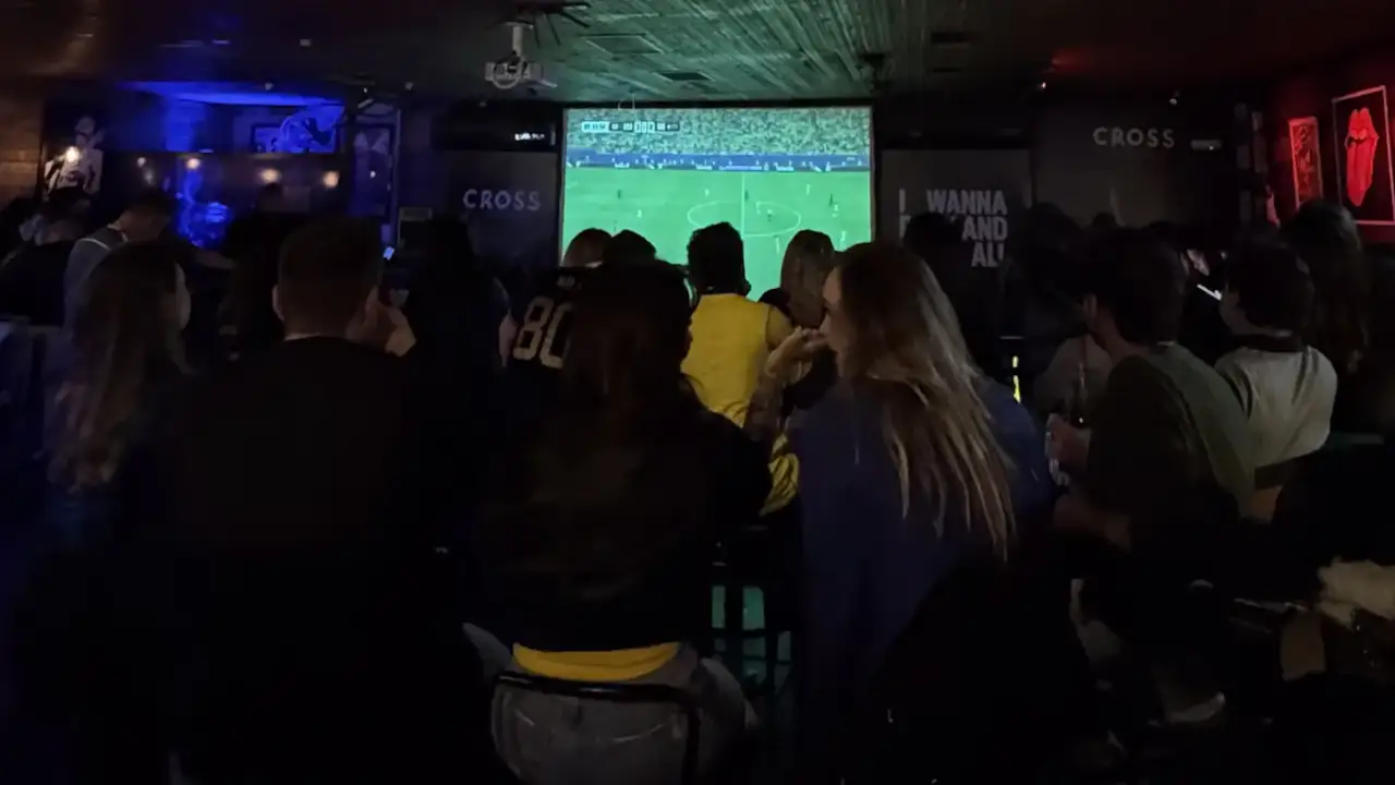 Rock'N'Goal exibe Brasil x Escócia no Crossroads com entrada gratuita em Curitiba