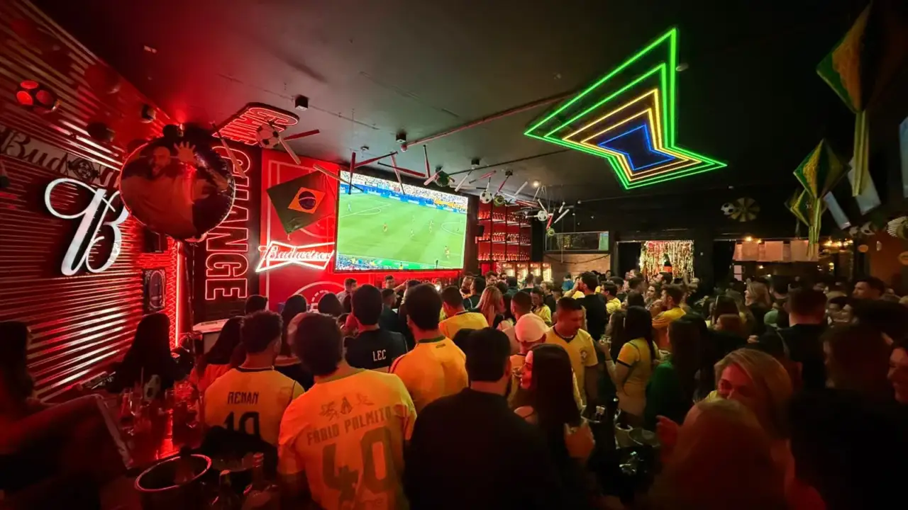 Torcedores acompanham Copa do Mundo em Curitiba na Vila Yamon com programação especial
