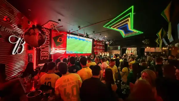 Torcedores acompanham Copa do Mundo em Curitiba na Vila Yamon com programação especial