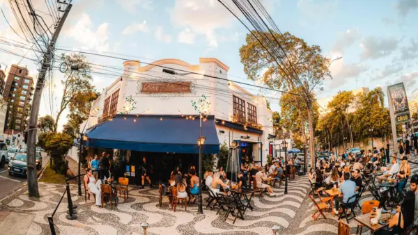 Boteco Boa Praça comemora 3 anos em Curitiba com show de Ruan Mansur no Batel