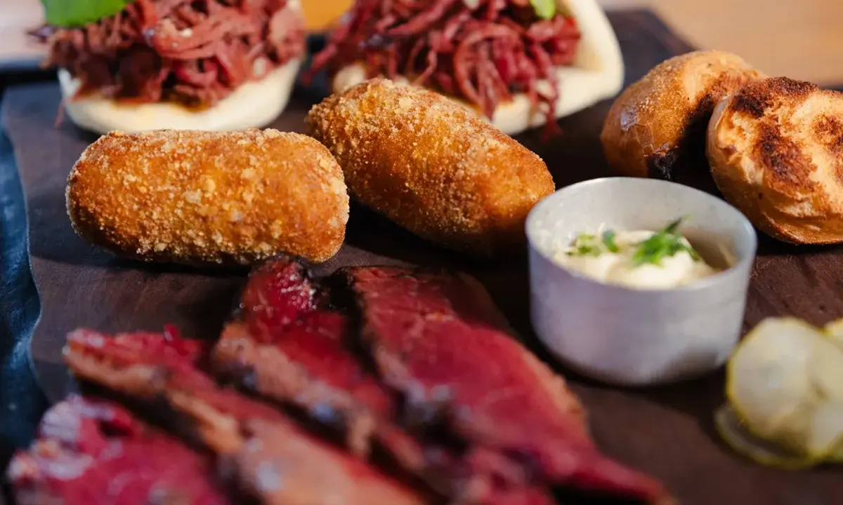 Festival do Pastrami ocupa Cantuca Brasero & Bar em Curitiba até setembro nas quartas-feiras