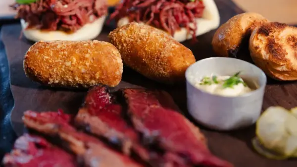 Festival do Pastrami ocupa Cantuca Brasero & Bar em Curitiba até setembro nas quartas-feiras
