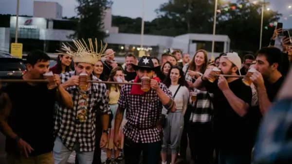 São João Bastardo celebra Dia dos Pais com festa junina no Bar da Fábrica em Curitiba