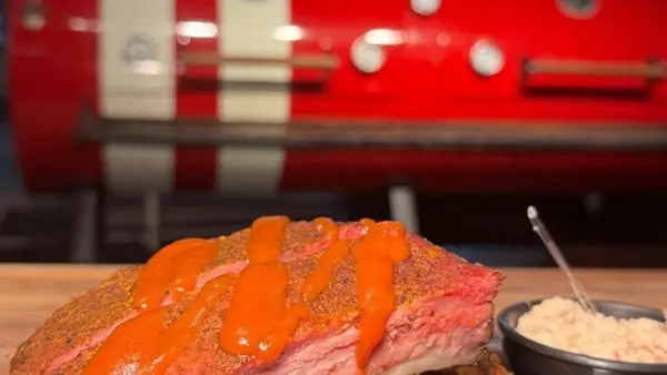 Eagle BBQ & Burger celebra um ano de churrasco texano em Curitiba no bairro Ahú