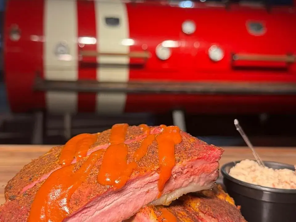 Eagle BBQ & Burger celebra um ano de churrasco texano em Curitiba no bairro Ahú