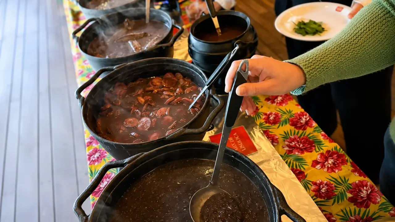 Feijoada por R$ 59,90 e música ao vivo animam o Boteco Boa Praça no Batel, em Curitiba