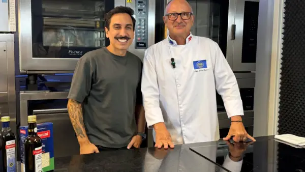 Chef Celso Freire fala sobre carreira e ensino da gastronomia de Curitiba em podcast Me Passa a Receita