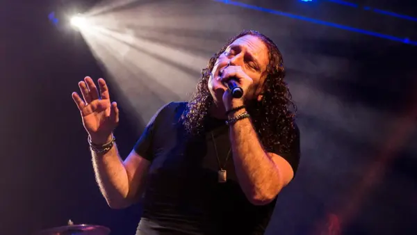 Fabio Lione apresenta Dawn of Victory com orquestra em Curitiba no Teatro Bom Jesus