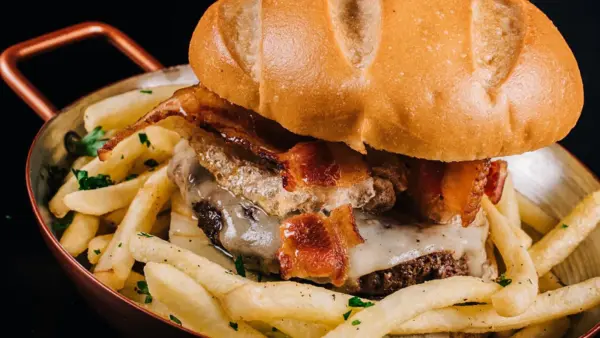 Bar do Preto lança novo cardápio e noite Quinta de Leve com samba e promoções em Curitiba