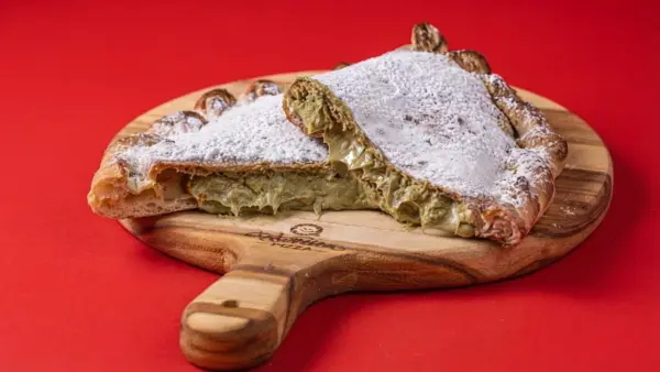 Pitoresca apresenta calzone de pistache com creme Master Martini em Curitiba